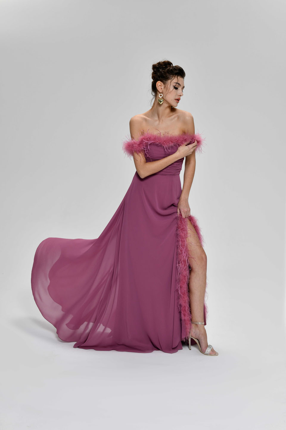 Stüdyo davet elbisesi lookbook çekimi.